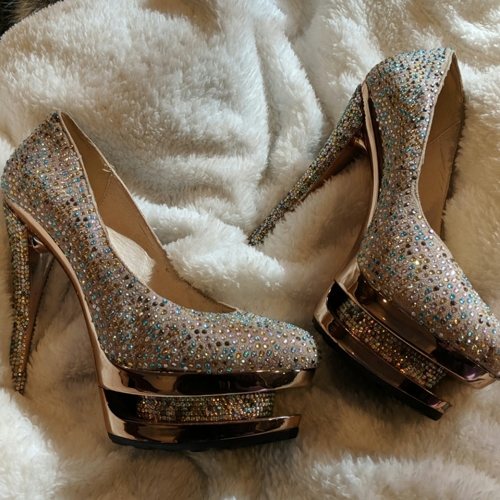 Fun girls night out heels only worn once!